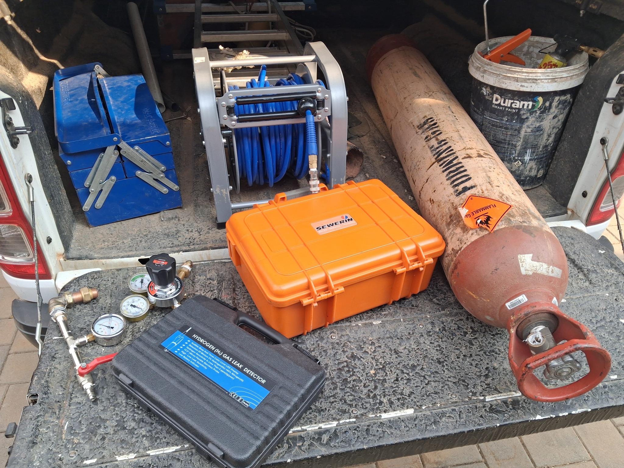 Tracer gas leak detection