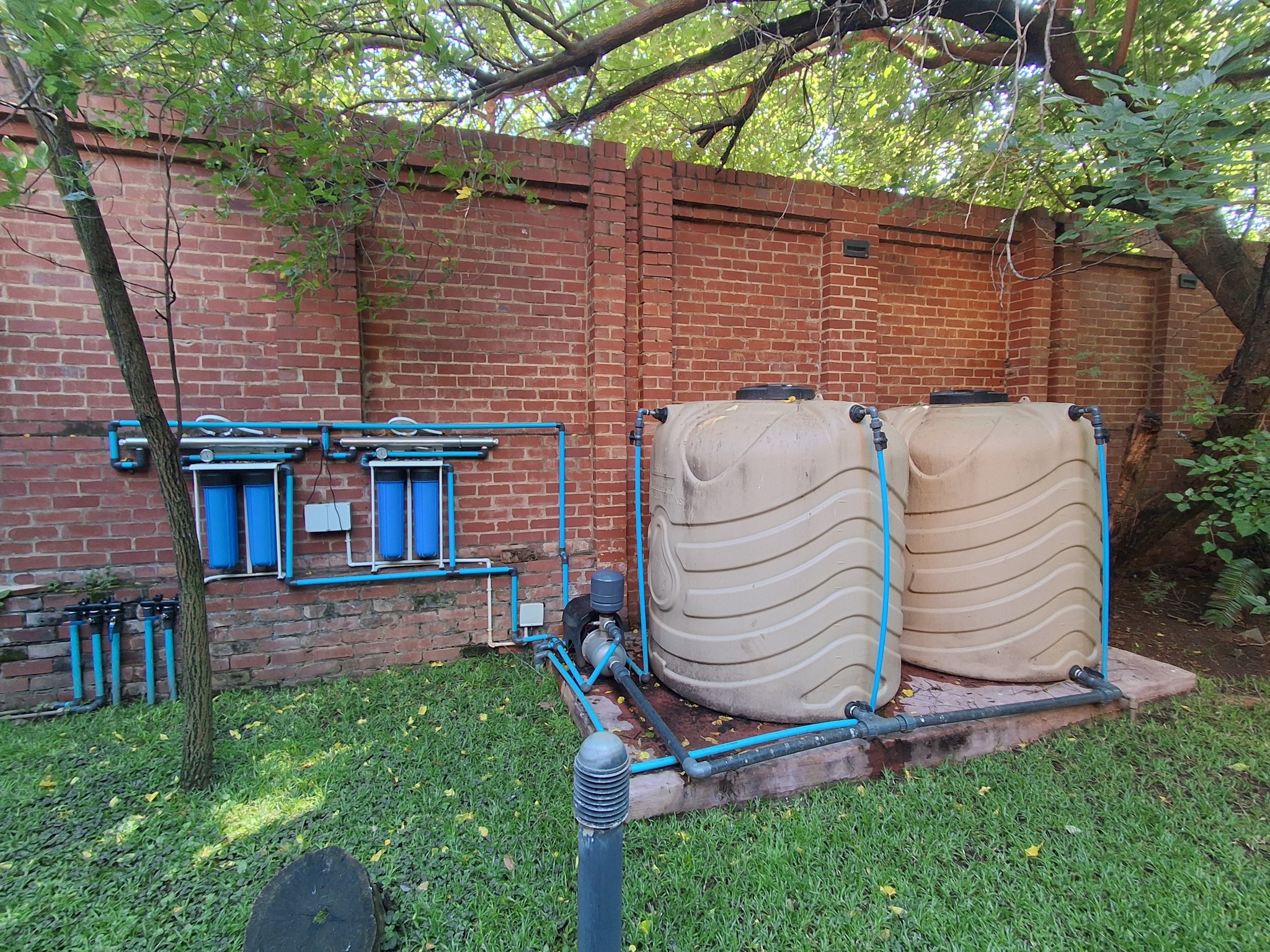 Water backup tank system